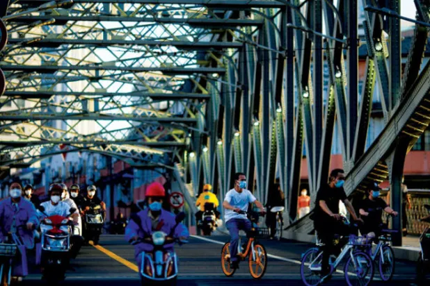 قال الرئيس الأميركي إنه حذر نظيره الصيني من الضرر الذي قد يلحق بمناخ الاستثمار إذا انتهكت بكين العقوبات ضد روسيا (رويترز)