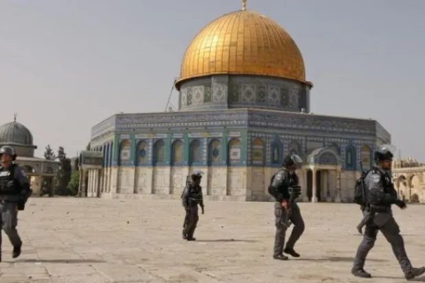 قوات من الشرطة الإسرائيلية في ساحة المسجد الأقصى (أرشيف - أ.ف.ب)