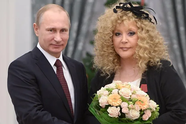 بوتين أثناء تكريم ألا بوغاتشوفا في 2014 (أ.ب)