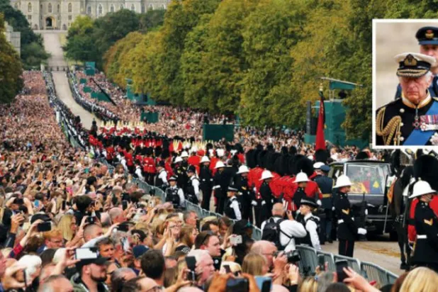 ملکہ الیزابتھ دوم کا جنازہ کل ونڈسر کیسل کی طرف لے جاتے ہوئے (رائٹرز) دائرہ میں کنگ چارلس سوم اور ان کے ولی عہد ولیم کو تابوت کے پیچھے چلتے ہوئے دیکھا جا سکتا ہے (رائٹرز)