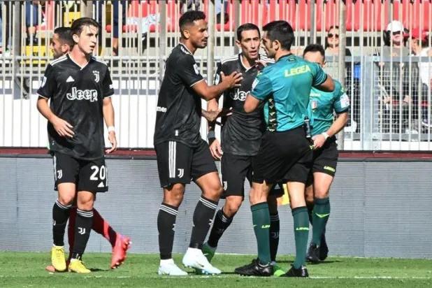 دي ماريا بعد طرده أمام مونزا في الدوري الإيطالي (رويترز)