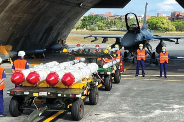 17 اگست کے دن جنوب مشرقی تائیوان کی ہوالین کاؤنٹی میں ہوالین ایئر فورس بیس پر امریکی جہاز شکن میزائل اور ہوا سے فضا میں مار کرنے والے میزائل دیکھے جا سکتے ہیں (اے پی پی)