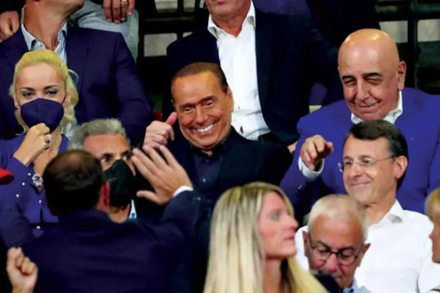 برلوسكوني (وسط الصورة) خلال مشاهدته مباراة لفريقه «مونزا» يوم 13 أغسطس الماضي (إ.ب.أ)