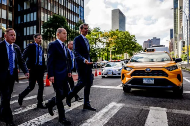 المستشار الألماني أولاف شولتس خلال عبوره شارعاً في مانهاتن متوجهاً لحضور أعمال الجمعية العامة للأمم المتحدة في نيويورك أمس (د.ب.أ)