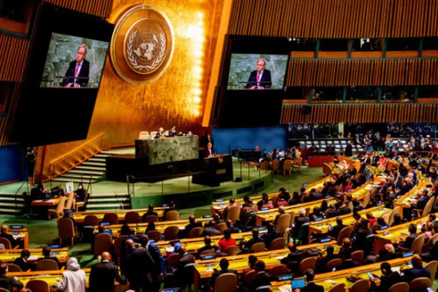 الأمين العام للأمم المتحدة أنطونيو غوتيريش خلال كلمته أمام الجمعية العامة أمس (د.ب.أ)