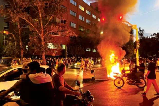 گزشتہ جمعہ کو نوجوان خاتون مہسا امینی کی ہلاکت کے بعد تہران میں درجنوں افراد کو احتجاج کرتے ہوئے دیکھا جا سکتا ہے (رائٹرز)