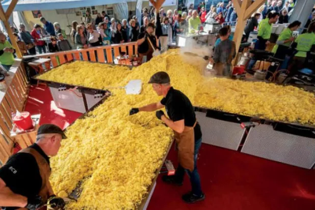 Dünyanın en büyük röştisi (AFP)