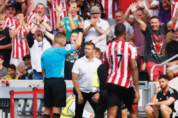 مارش واجه انتقادات شديدة بعد إشهار بطاقة حمراء في وجهه خلال الهزيمة بخماسية أمام برنتفورد (رويترز)