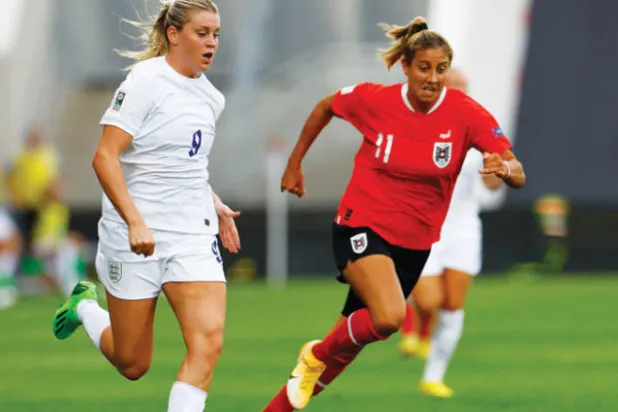 روسو (يسار) لعبت دوراً بارزاً في فوز إنجلترا على النمسا في تصفيات كأس العالم (رويترز)