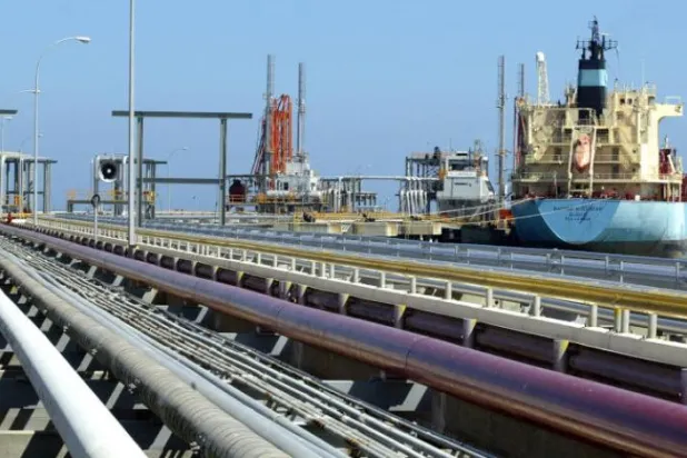 Venezuela'daki Jose Petrol Limanı'na yanaşan bir petrol tankeri (Reuters)