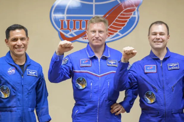 رائدا الفضاء من «روسكوزموس» سيرغي بروكوبييف (وسط) ودميتري بيتلين بالإضافة إلى رائد الفضاء الأميركي فرانك روبيو (يسار) - (أ.ب)