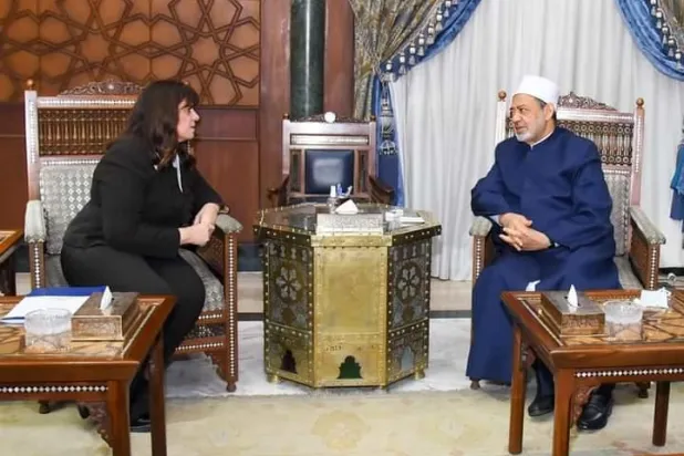 شيخ الأزهر خلال استقباله وزيرة الهجرة وشؤون المصريين بالخارج السفيرة سها جندي (فيسبوك)