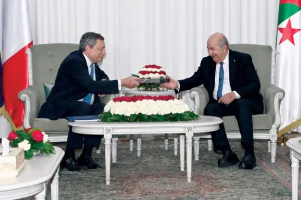 رئيس وزراء إيطاليا ماريو دراغي خلال لقائه مع الرئيس تبون في 18 يوليو الماضي (إ.ب.أ)