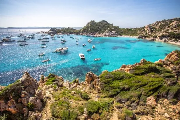 سردينيا هي ثاني أكبر جزيرة في البحر الأبيض المتوسط وتشتهر بشواطئها الجميلة ومأكولاتها المتنوعة (التلغراف)