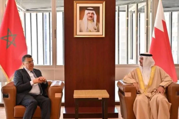 وزير العدل البحريني نواف المعاودة ونظيره المغربي عبد اللطيف وهبي خلال لقائهما في المنامة (الشرق الأوسط)