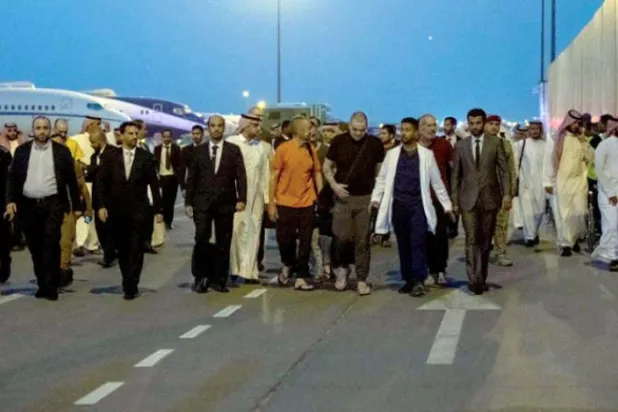سعودی ثالثی کے ذریعے رہا کئے گئے قیدیوں کو اپنے ملک واپس ہونے کے لئے روس سے سعودی عرب پہنچتے ہوئے دیکھا جا سکتا ہے (واس)
