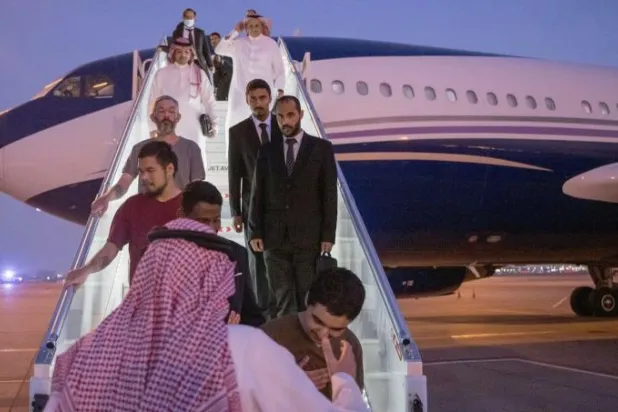 تسلمت السعودية 10 أسرى من مواطني 5 دول بعد إفراج روسيا عنهم (واس)