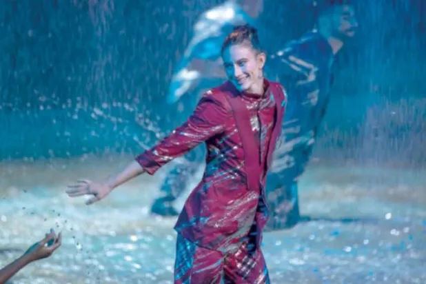 Ağaç kız, kuraklık dünyasında yaşamı ve bolluğu simgeliyor.