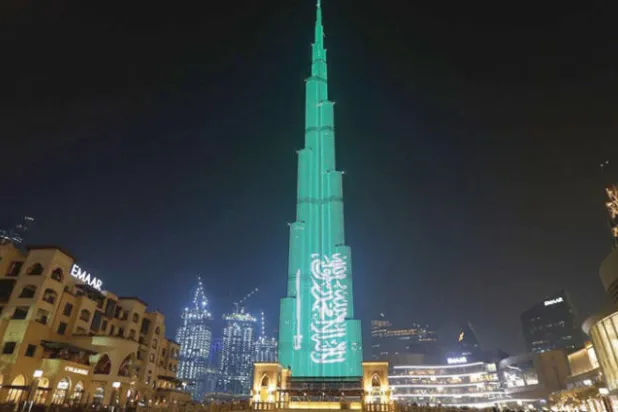 إضاءة برج خليفة بالعلم السعودي (وام)