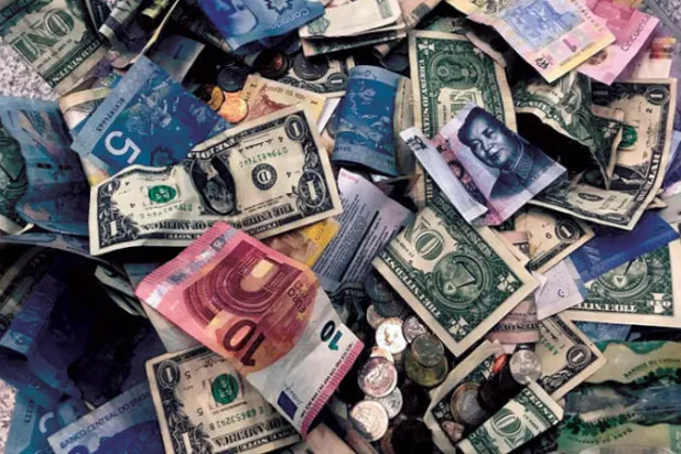 هرعت العديد من البنوك المركزية بالاقتصادات الناشئة لمحاولة إنقاذ العملات المحلية عقب رفع الفائدة الأميركية (رويترز)