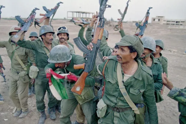 جنود عراقيون في 20 أبريل 1988 يحتفلون بانتصارهم على إيران في شبه جزيرة الفاو الاستراتيجية (أ.ف.ب)