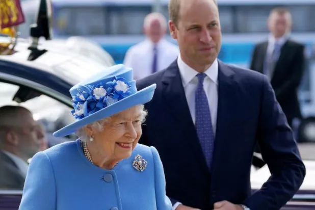 الأمير ويليام يظهر خلف جدته الملكة إليزابيث (رويترز)