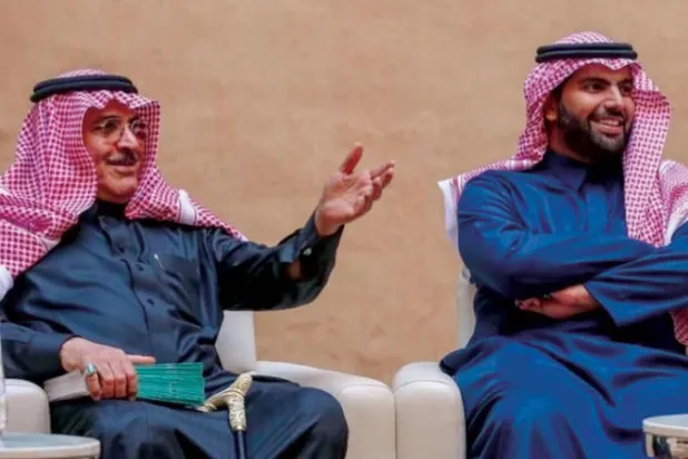 الأمير بدر بن عبد الله بن فرحان وزير الثقافة السعودي في لقاء سابق يجمعه مع محمد رضا نصرالله (الشرق الأوسط)