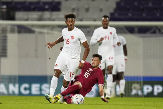 أظهرت قطر مستوى متواضعاً بداية المباراة بهشاشة دفاعية (أ.ب)