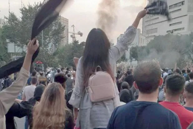 ایرانی خواتین وسطی تہران میں مظاہرین کے ہجوم کے درمیان سر سے اسکارف ہٹا رہی ہیں (نیٹ ورک)