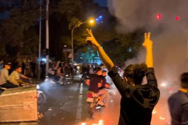 محتجون على وفاة مهسا أميني في طهران (رويترز)