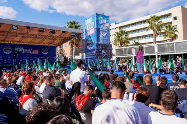 جورجيا ميلوني في المهرجان الانتخابي الأخير بنابولي أمس (رويترز)