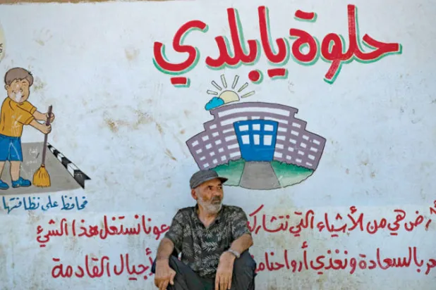 أحد أبناء مدينة الرقة شمال سوريا أمس (أ.ف.ب)