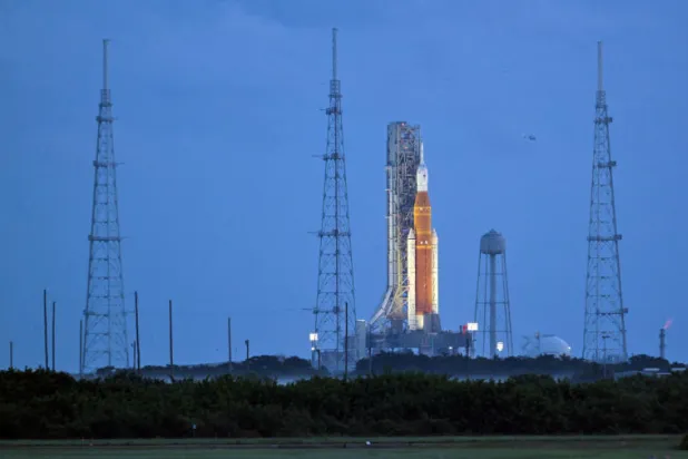 الصاروخ على منصة الإطلاق في مركز جون كينيدي بفلوريدا (رويترز)