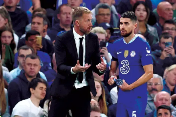 بوتر يعطي تعليمات لجورجينيو خلال المواجهة مع سالزبورغ (1/1) في أول مباراة يقود فيها تشيلسي (رويترز)