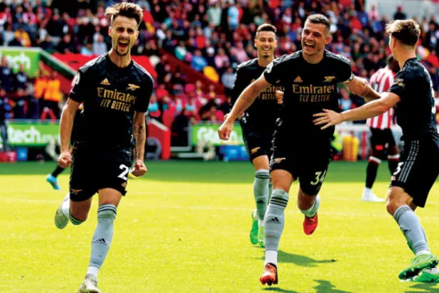 فابيو فييرا (يسار) بعد اختتامه الثلاثية وإلى جواره غرانيت تشاكا (رويترز)