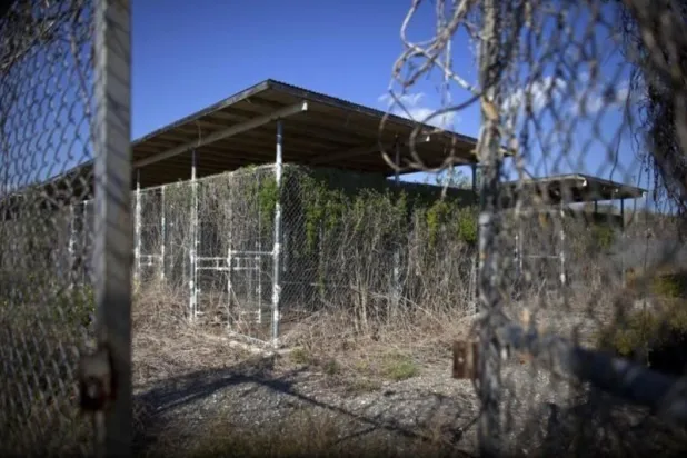 جزء من سور معتقل غوانتانامو (أرشيفية من رويترز)