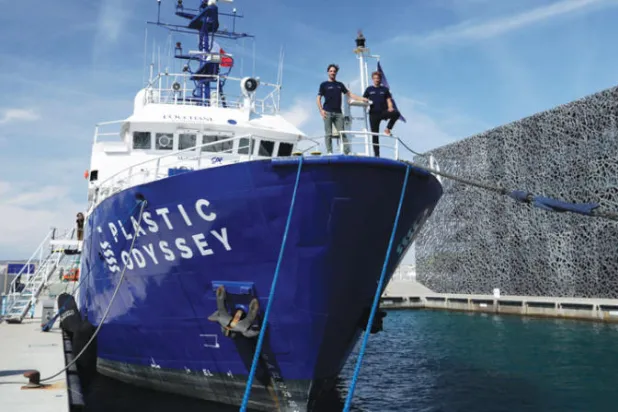 سفينة «بلاستيك أوديسي» راسية في ميناء مرسيليا قبل إبحارها في الأول من شهر أكتوبر (أ.ف.ب)