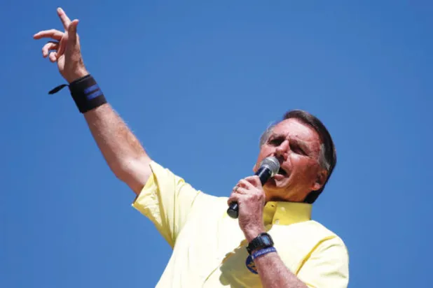 الرئيس جاير بولسونارو يخطب في تجمع لأنصاره أمس (أ.ف.ب)