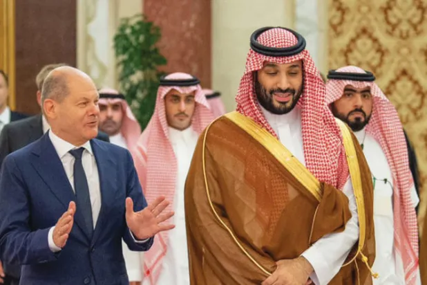 ولي العهد السعودي خلال استقباله المستشار الألماني بقصر السلام في جدة أمس (واس)