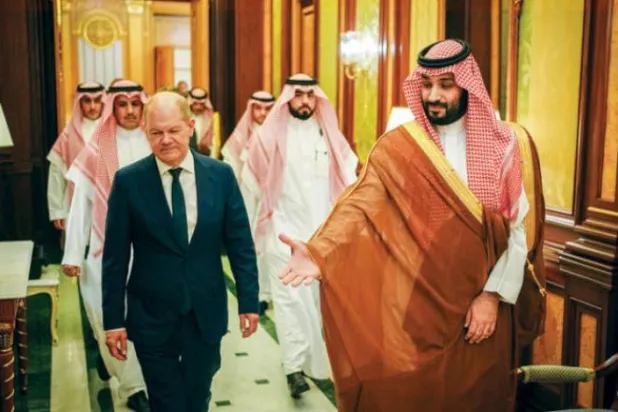 شہزادہ محمد بن سلمان کو گزشتہ روز جدہ میں جرمن چانسلر اولاف شولز سے ملاقات کرتے ہوئے دیکھا جا سکتا ہے (ڈی پی اے)