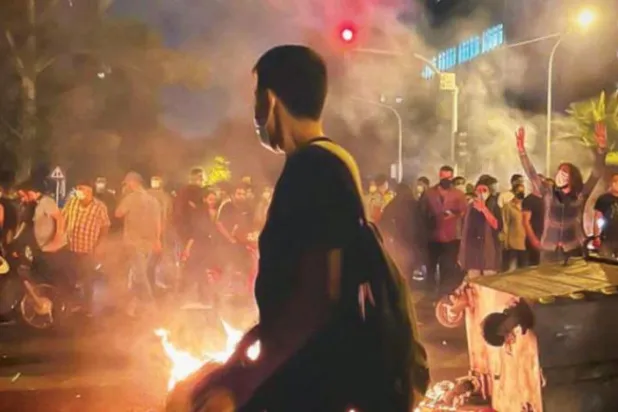 مرکزی تہران کے ولی عصر اسکوائر میں احتجاج کے ایک منظر کو دیکھا جا سکتا ہے (ٹویٹر)