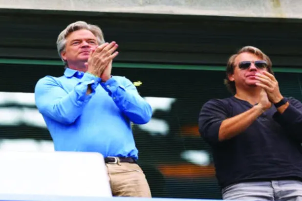 تود بوهلي مالك تشيلسي (يمين) (غيتي)