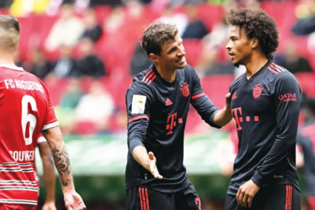 توماس مولر يعاتب ليروي ساني على أدائه أمام أوغسبورغ (أ.ف.ب)