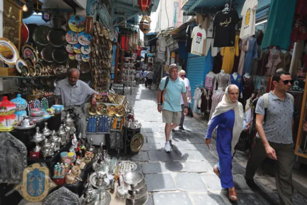 سمحت مدينة صفاقس التونسية للمواطنين بالسير فقط أو استخدام الدراجات (رويترز)