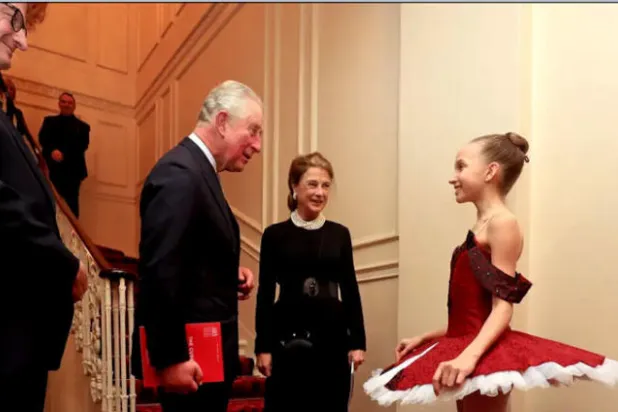 تشارلز أمير ويلز آنذاك يحيي راقصة في مدرسة الباليه الملكية عام 2019 (المصدر: غاريث فولر)