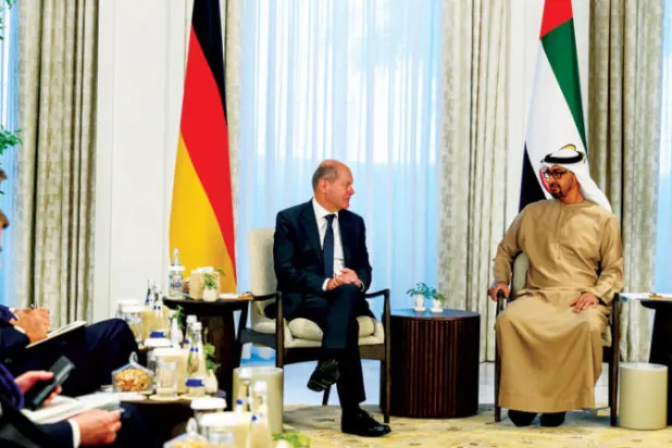 الشيخ محمد بن زايد والمستشار الألماني خلال لقائهما في العاصمة الإماراتية أبوظبي أمس (رويترز)