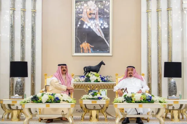 خادم الحرمين الشريفين الملك سلمان بن عبد العزيز لدى استقباله العاهل البحريني الملك حمد بن عيسى (واس)