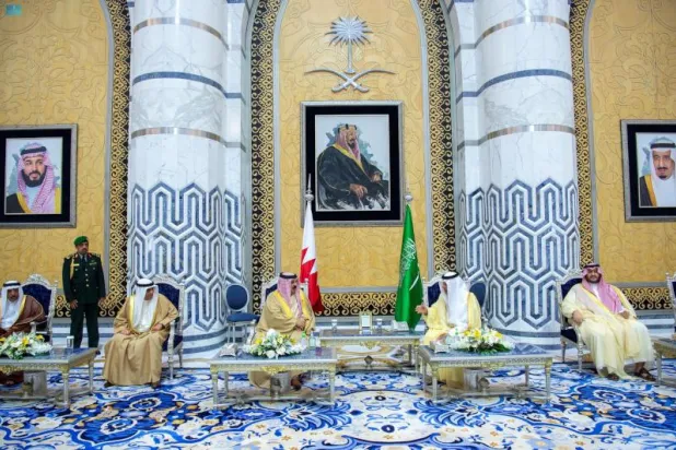 الأمير خالد الفيصل خلال استقباله ملك البحرين (واس)