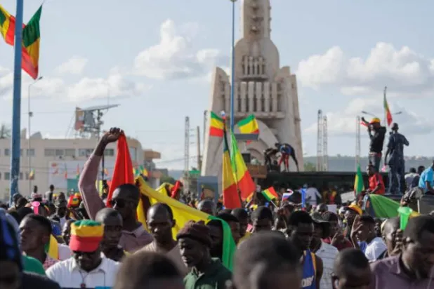 Mali bayrağı taşıyan vatandaşlar Birleşmiş Milletler Barış Güçleri’nin varlığına karşı yürüdü (AFP)