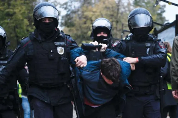 بھرتی کے قانون کے خلاف مظاہرے کرنے والے ایک شخص کو کل ماسکو میں گرفتار کیا جا رہا ہے (اے ایف پی)